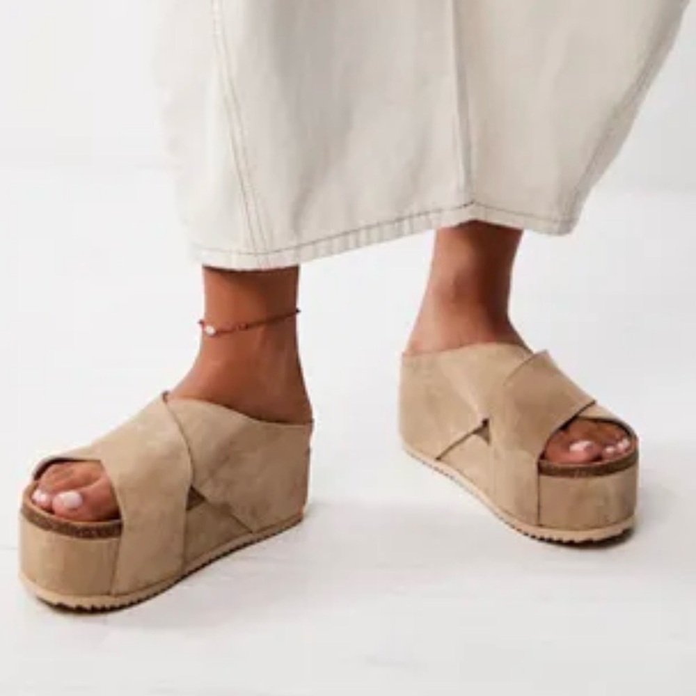 Intentionally Blank limelight platform sandal in beige suede size 37 (6.5-7)
